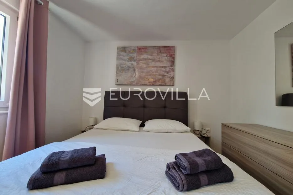 vir, simpatičan trosoban apartman svega 80 m od plaže s prostranom terasom - slika 28