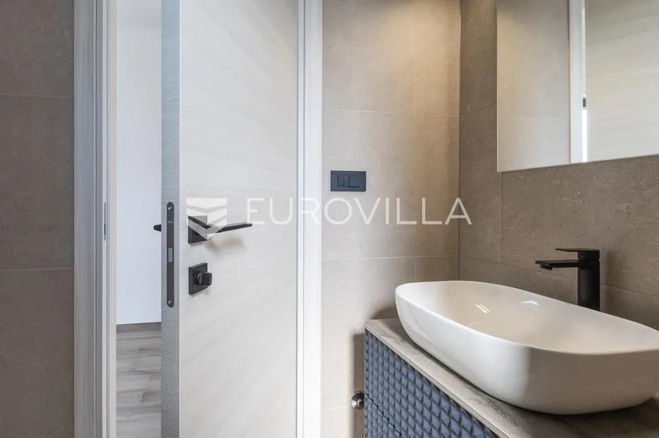 medulin, kvalitetna i moderna duplex kuća b, s grijanim bazenom 30 m² i garažom, 146 m² - slika 15
