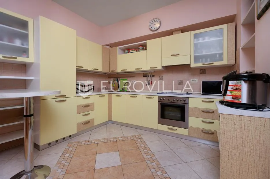 opatija, centar, dvoetažan stan 147 m², vrt, pogled na more - slika 5