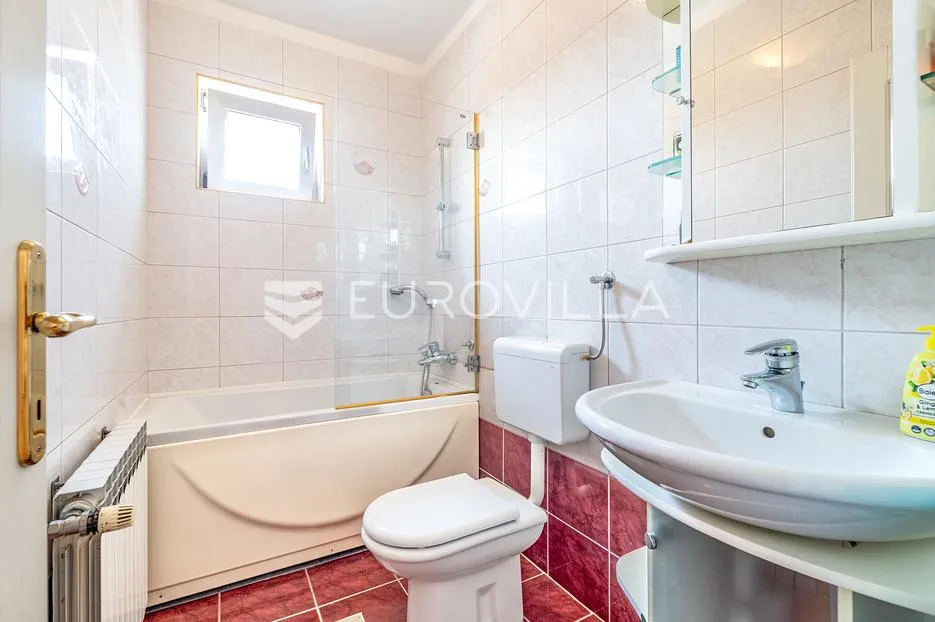 zagreb, bukovac, prekrasna obiteljska samostojeća kuća 380 m², garaža, okućnica - slika 15