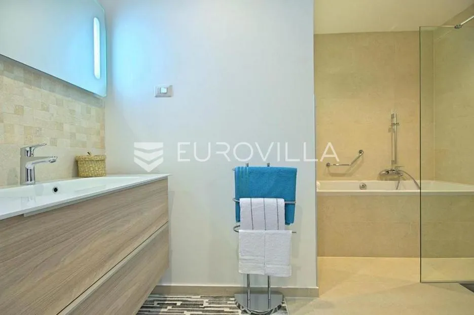 istra, poreč - moderna luksuzna vila udaljena 500 m od mora - slika 30