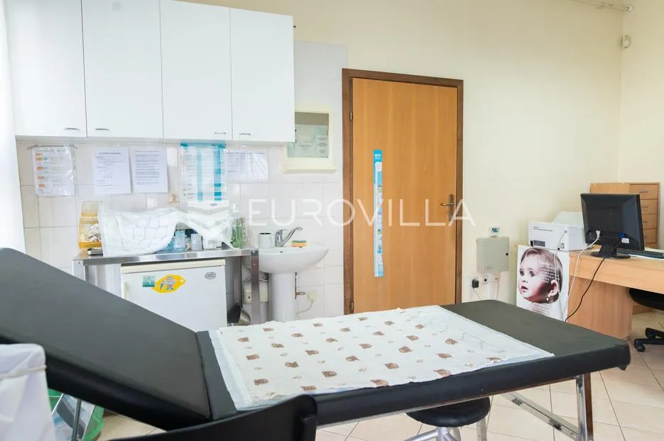 đakovo, ordinacija 53 m² u centru grada, potpuno opremljena - slika 9