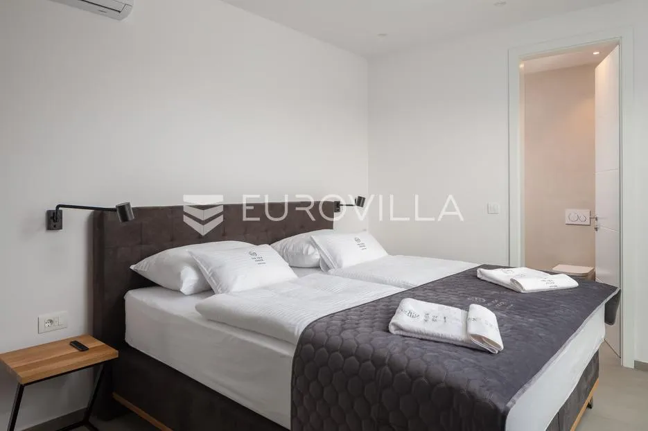 vodice, moderna vila s bazenom i pogledom na more, 332,92 m² - slika 12