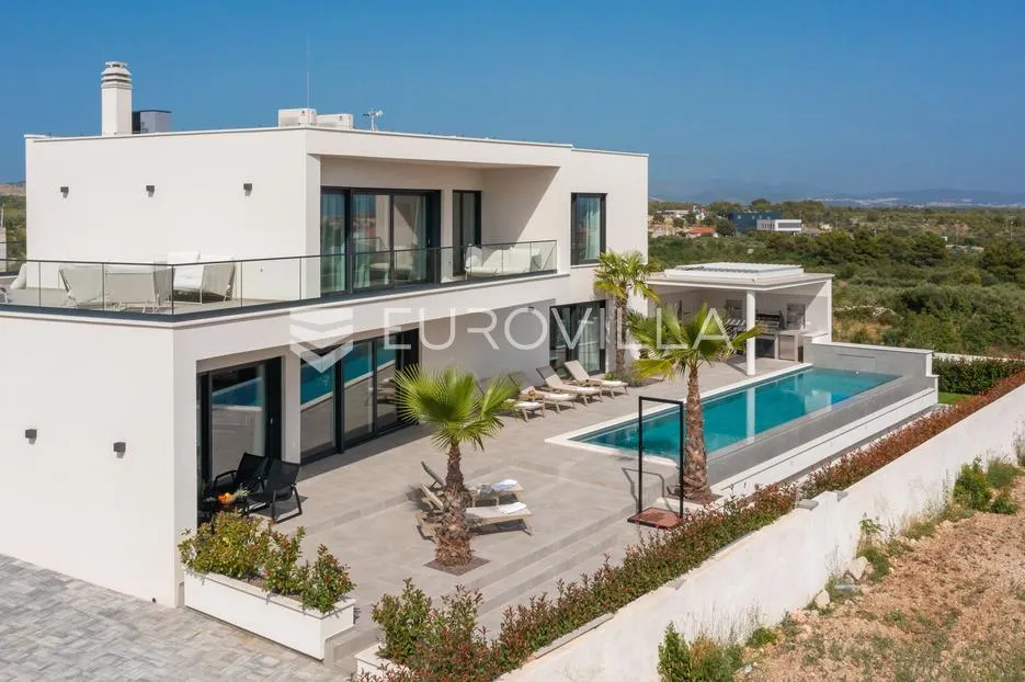 vodice, moderna vila s bazenom i pogledom na more, 332,92 m² - slika 61