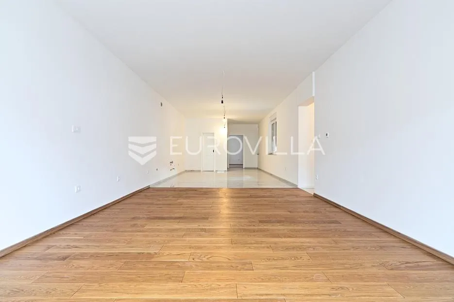 Osijek, Retfala, završen četverosoban stan sa dvorištem od 50 m²