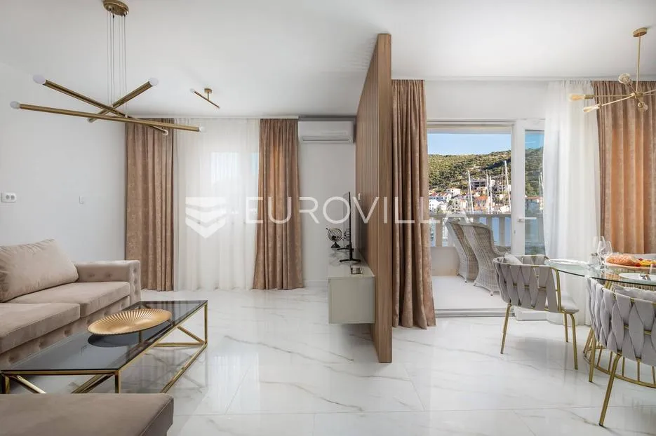 trogir, marina, namješten dvosoban stan studio apartman, prvi red do mora - slika 2