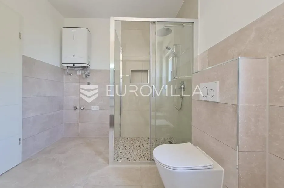 vir, komforan trosoban apartman u centru otoka s pogledom na more i krovnom terasom - slika 28