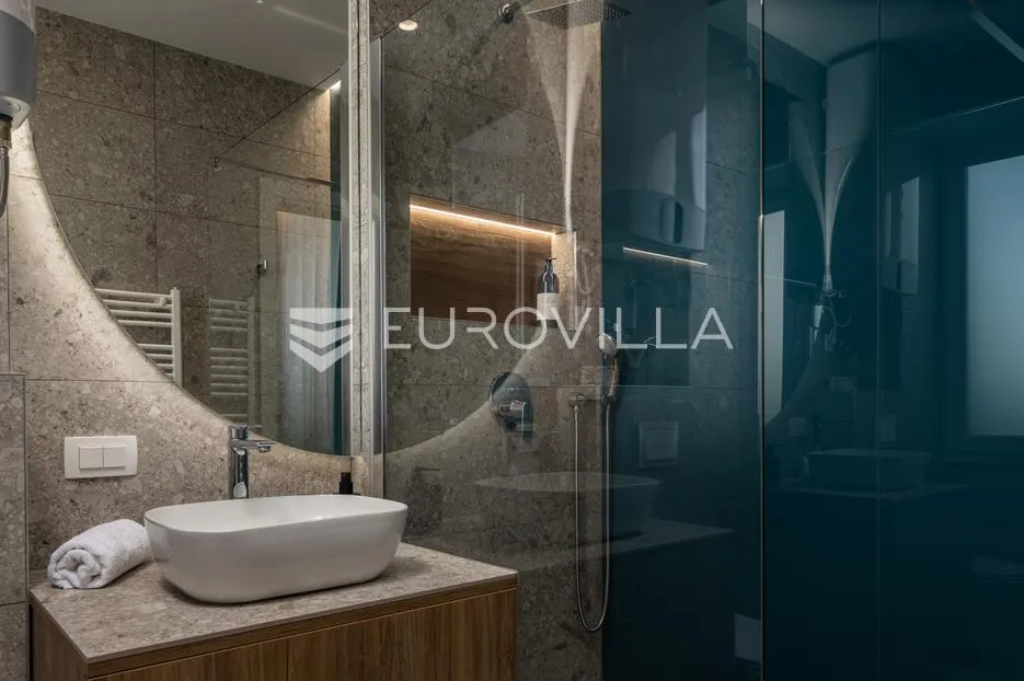 rijeka, centar, novouređen luksuzan stan nkp 98 m2 s tri apartmana - slika 22