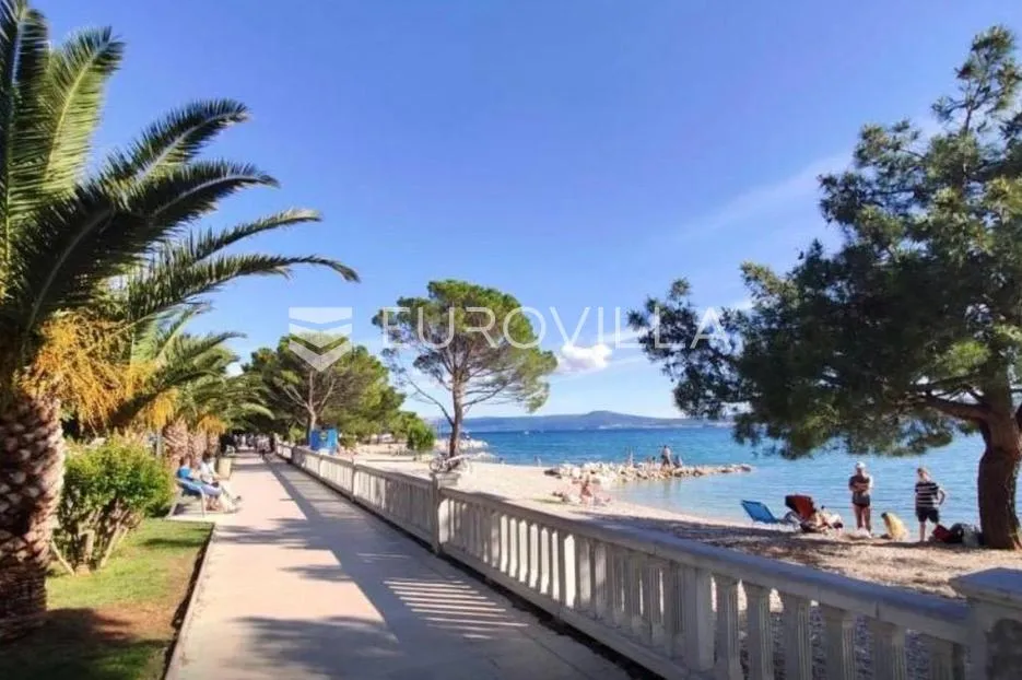 crikvenica, troetažna kuća na šetnici s dva odvojena ulaza, prvi red do mora - slika 17