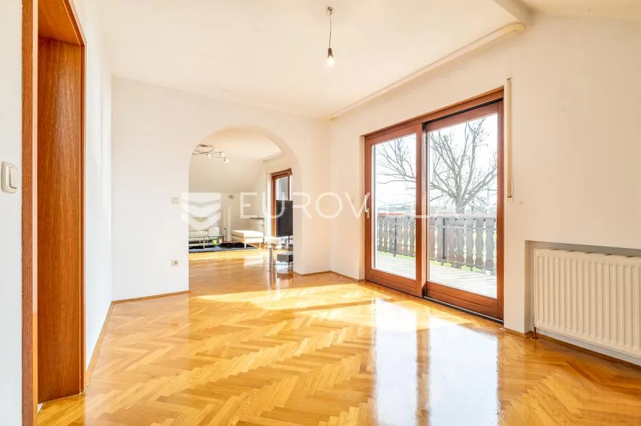 zagreb, sesvetski kraljevec, kvalitetna kuća s dva stana i garažom 390 m2 - slika 10