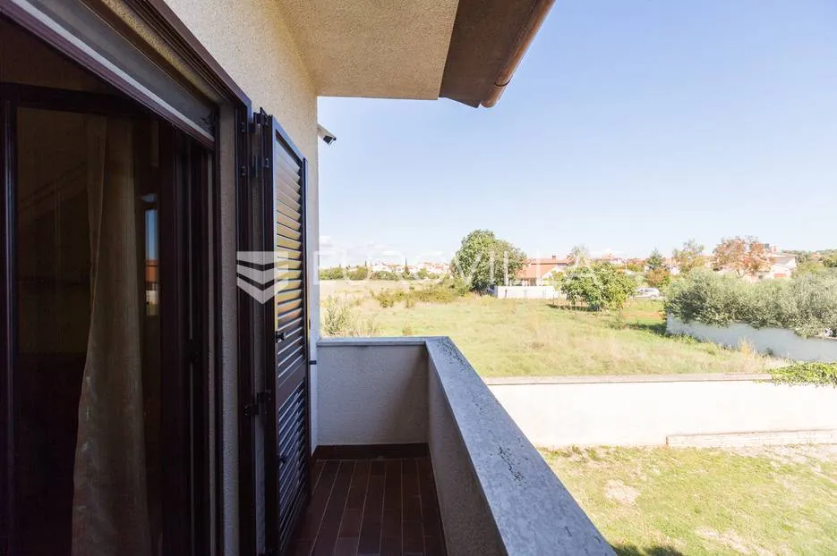 pula, veli vrh, vila s 4 odvojena apartmana, bazenom i velikom okućnicom - slika 37