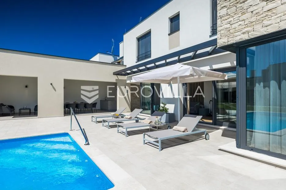 istra, brtonigla, moderna vila s bazenom i jacuzzijem - slika 12