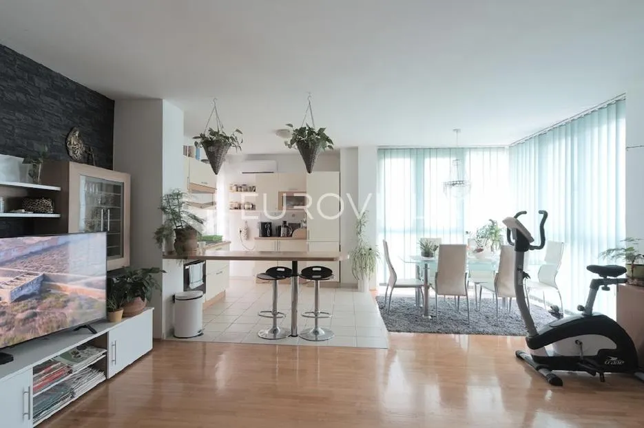 Osijek, Retfala, prodaje se 3 soban stan površine 92 m², 4. kat
