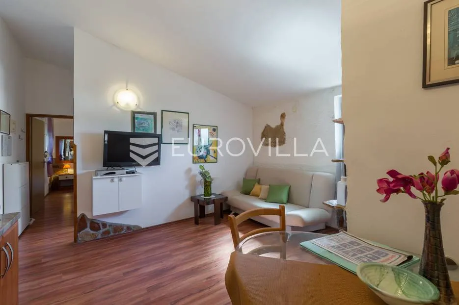 pula, veli vrh, vila s 4 odvojena apartmana, bazenom i velikom okućnicom - slika 63