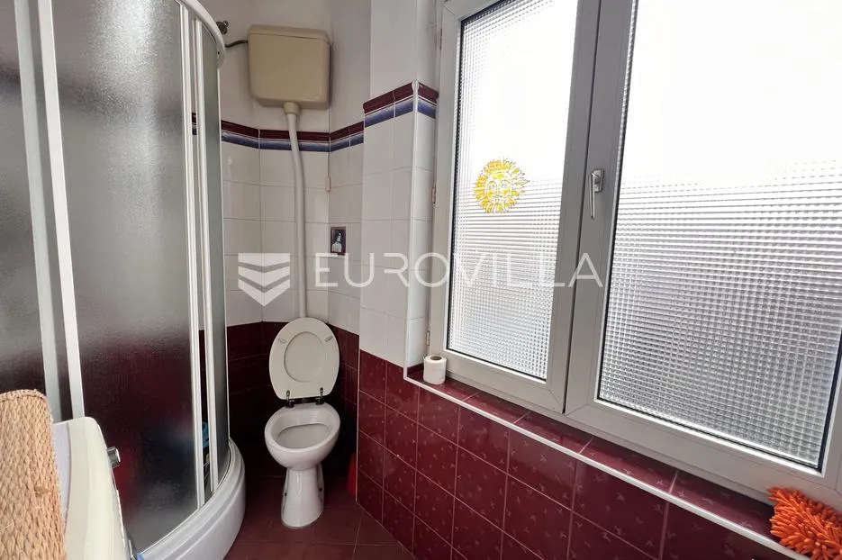 pula, strogi centar, prostrani podijeljeni stan na 3. katu s terasom i parkingom, 180.79 m² - slika 17