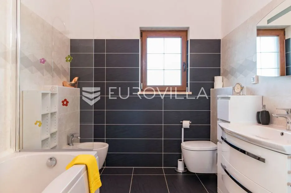 medulin, luksuzna vila s bazenom i velikom uređenom okućnicom 1050 m2, 300 m od plaže - slika 16