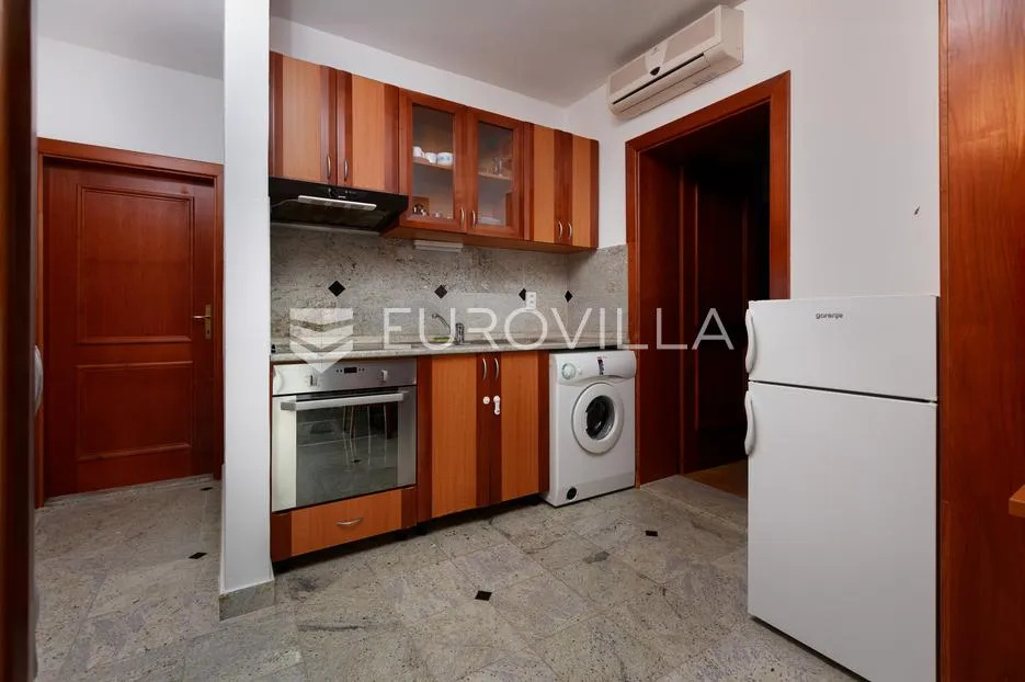 krk, uređen trosoban apartman blizu mora, terasa s pogledom - slika 4