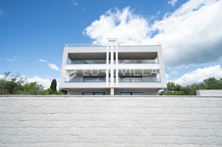 zadar, crno, moderan trosoban stan s bazenom, 95 m² - slika 1