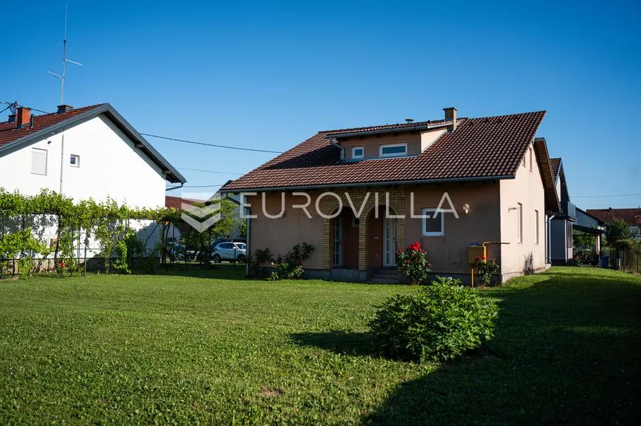 županja, prostrana obiteljska kuća površine 180 m² na parceli od 788 m² u mirnoj ulici - slika 2