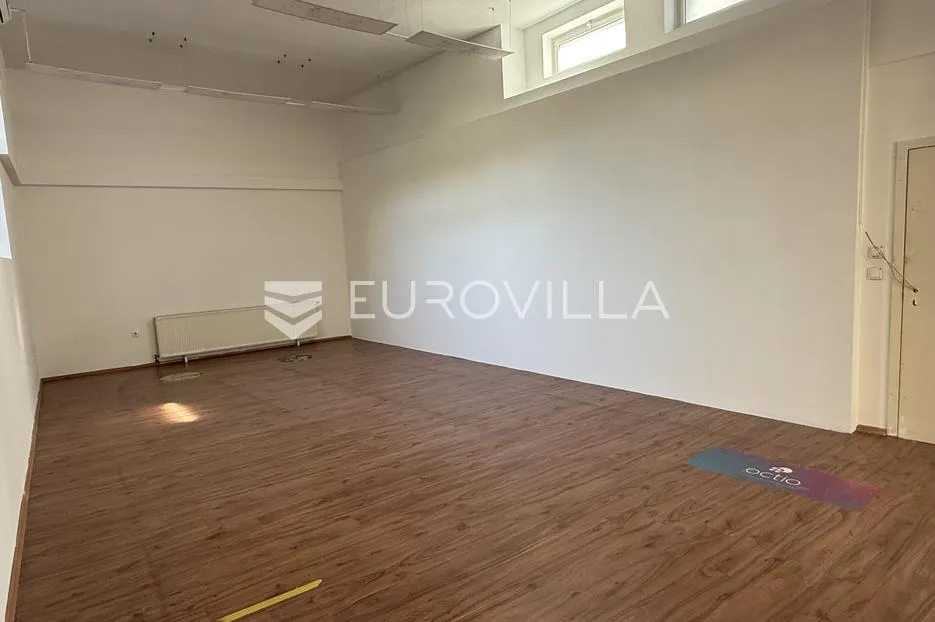 osijek, uži centar grada, najam uličnog prostora površine 220 m2 - slika 4