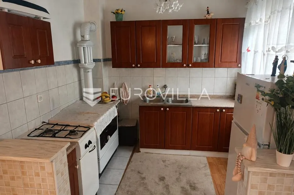 senj, kuća s dva stana i okućnicom, pogled na more - slika 4