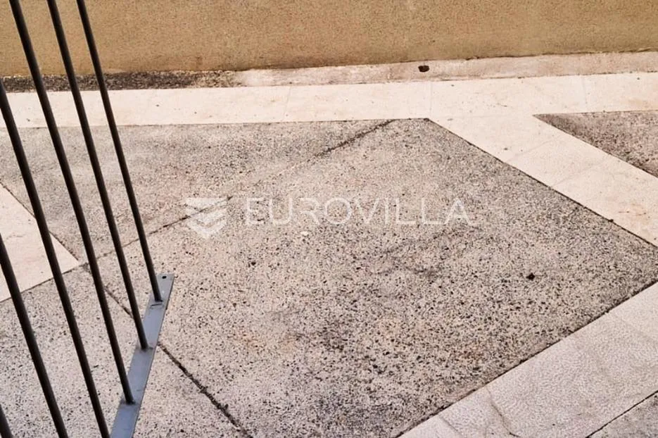 senj, dvosobni stan od 57 m² u strogom centru - slika 9