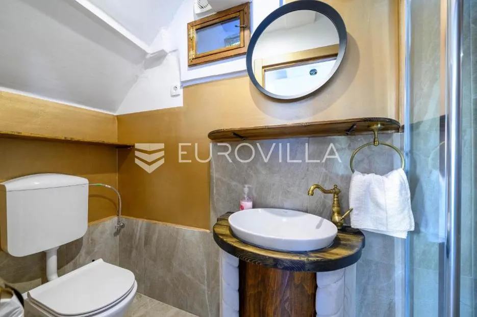šibenik, stara gradska jezgra, renoviran stan sa 3 stambene jedinice - slika 24