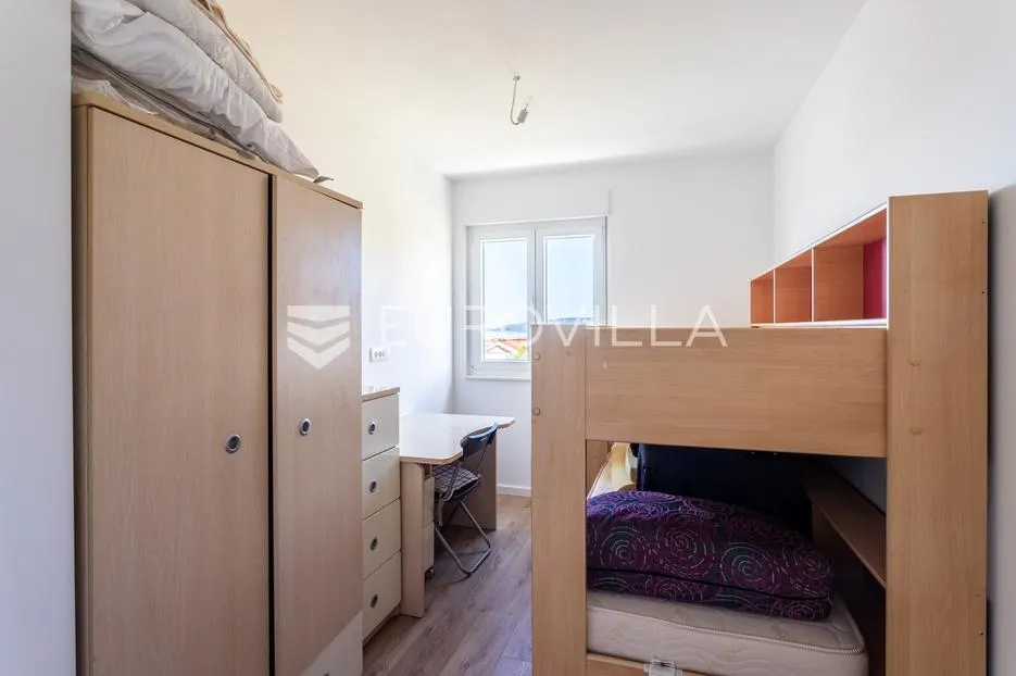 trogir, useljiv dvosoban stan s pogledom na grad i more - slika 6