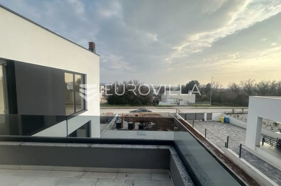 istra, ližnjan, dvojna kuća 150 m² s pogledom more, bazenom i uređenom okućnicom - slika 14