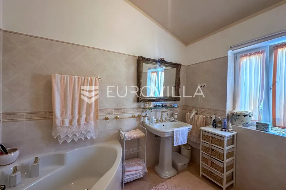 istra, višnjan, namještena vila s okućnicom,jedinstvena lokacija - slika 25