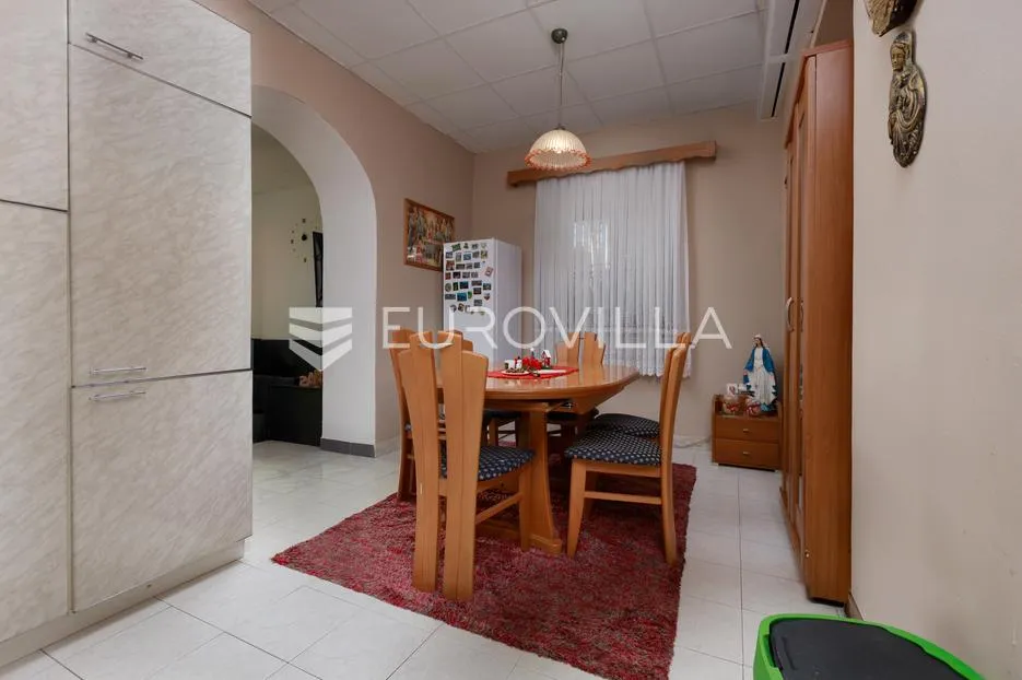 rijeka, zamet, dva uređena stana površine 95 m² s vrtom - slika 6