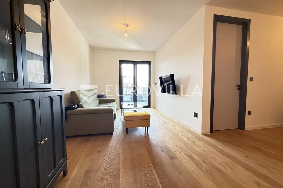 Pula, Centar, moderni i vrhunski dvosobni stan, 2. kat, 66.31 m², naktriven parking, lift, smart home - Medulin
