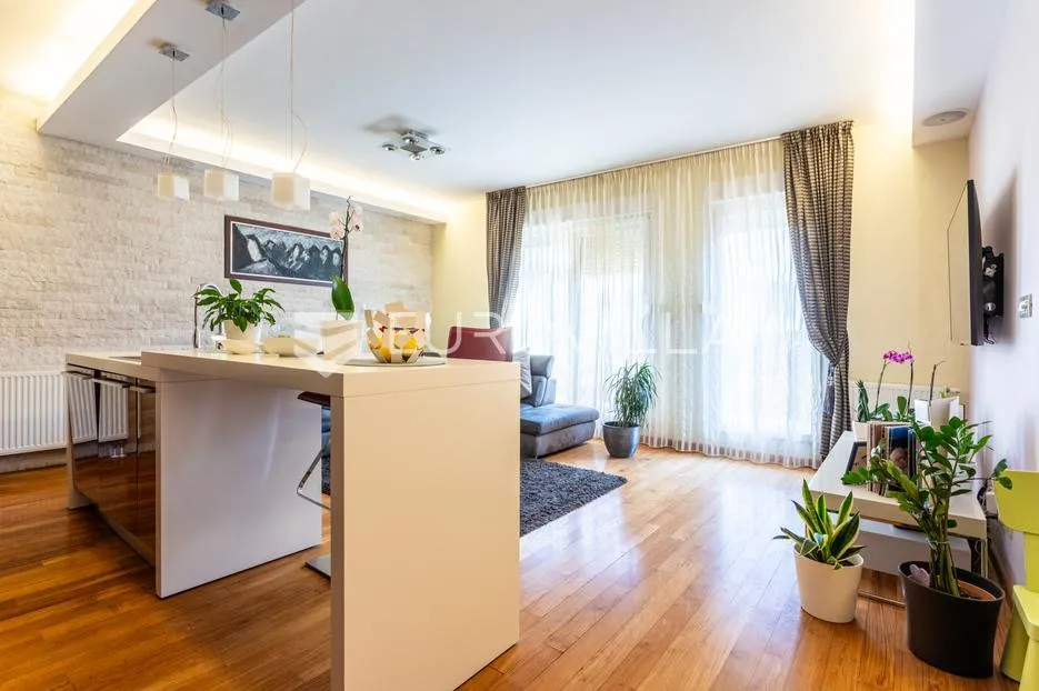split, pazdigrad, prostran dvosoban stan 142 m² s garažom i uređenim dvorištem - slika 2
