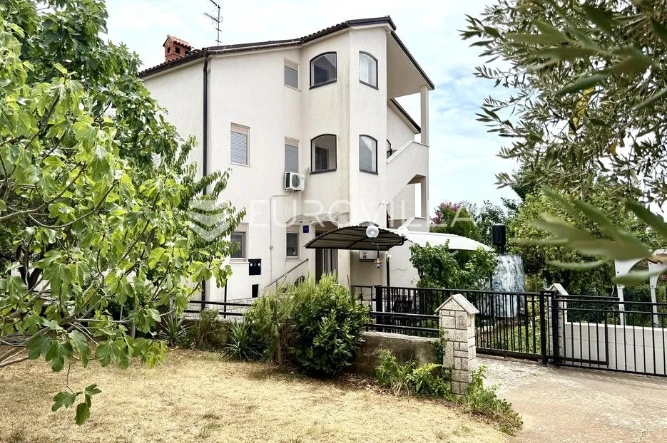 Medulin, Kuća sa tri apartmana i pogledom na more