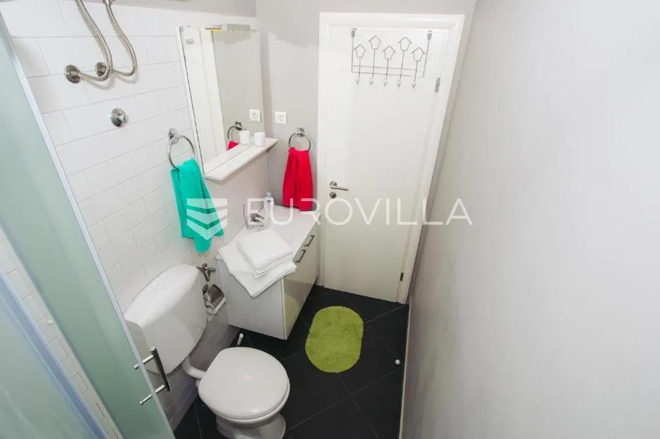 kaprije, prekrasna kuća s apartmanima, 180 m² - slika 20