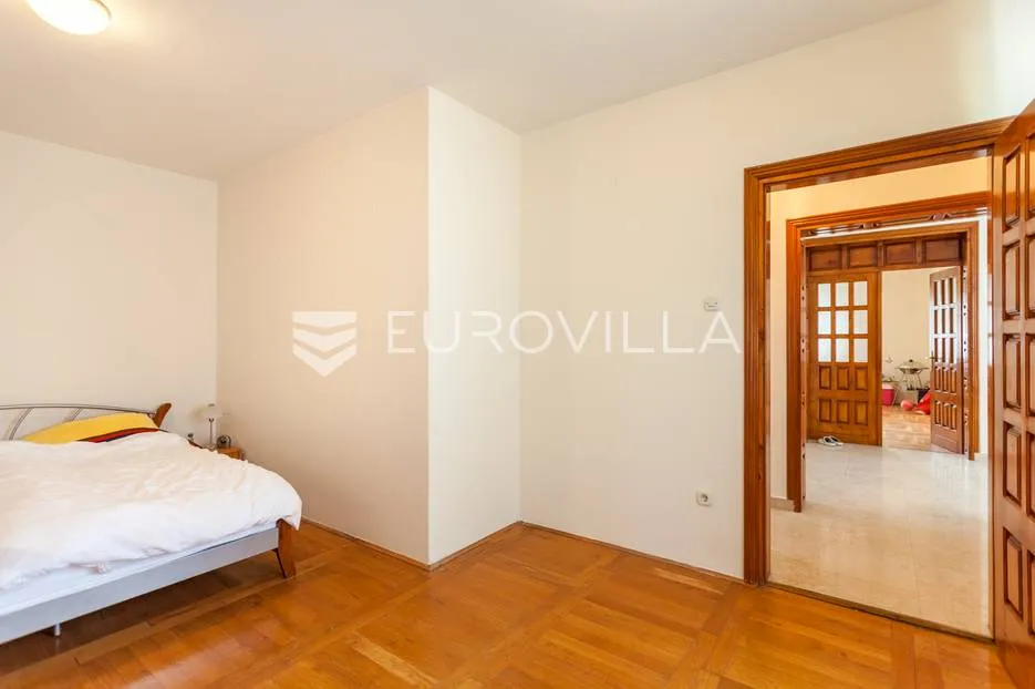 zagreb mikulići samostojeća kuća 300m2 na parceli 520m2 - slika 18