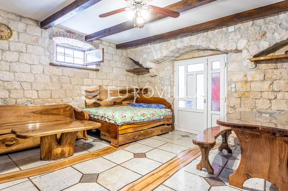 trogir, autohtona kamena kuća s pogledom na more - slika 6