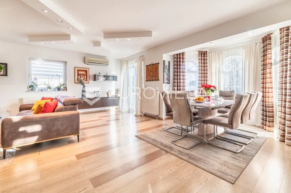 Dugo selo, prekrasna samostojeća kuća 243 m² - Dugo Selo - Istok
