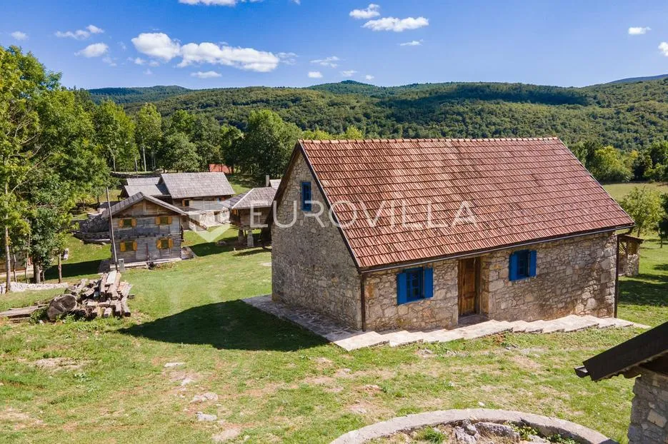 Lika, Plitvička jezera, ograđeno imanje 40.000 m² s 11 kuća, izuzetna rijetka investicija