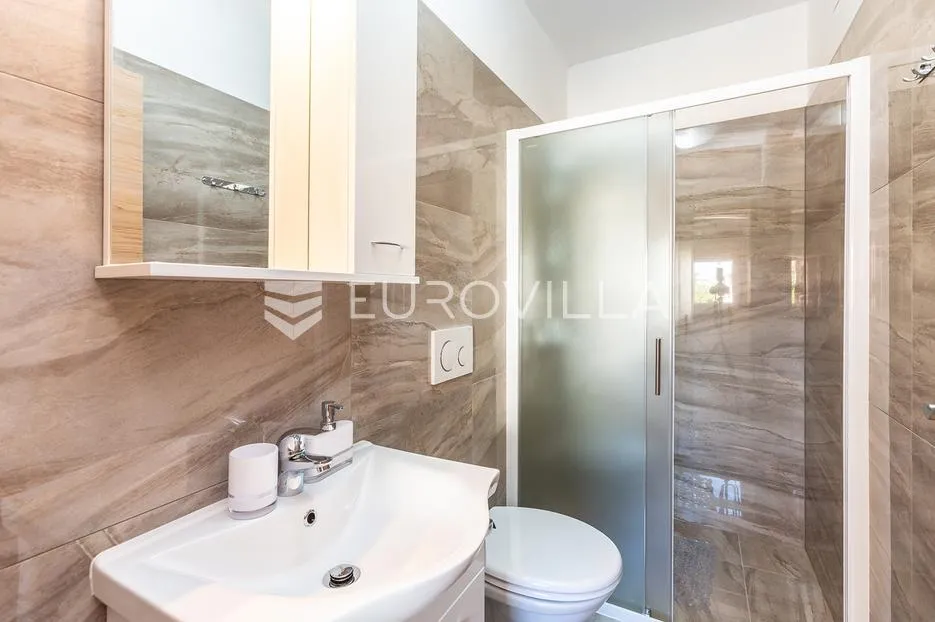 istra, medulin, velika samostojeća kuća sa 7 apartmana 100 m od mora - slika 29