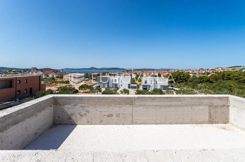 vodice, prekrasan trosoban penthouse s pogledom na more, 143,31 m² - slika 9