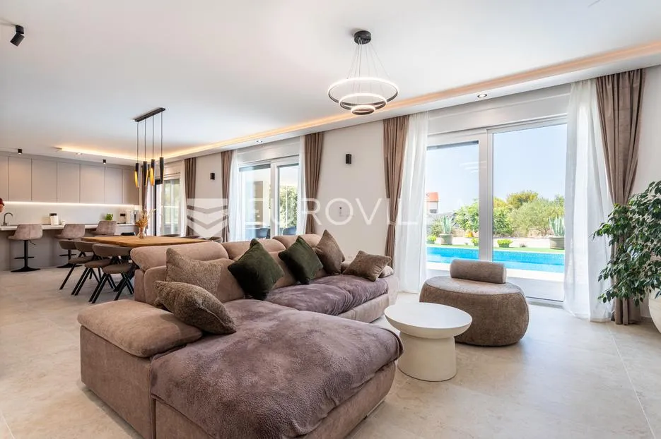 brodarica, moderna vila s bazenom, 283,62 m² - slika 9