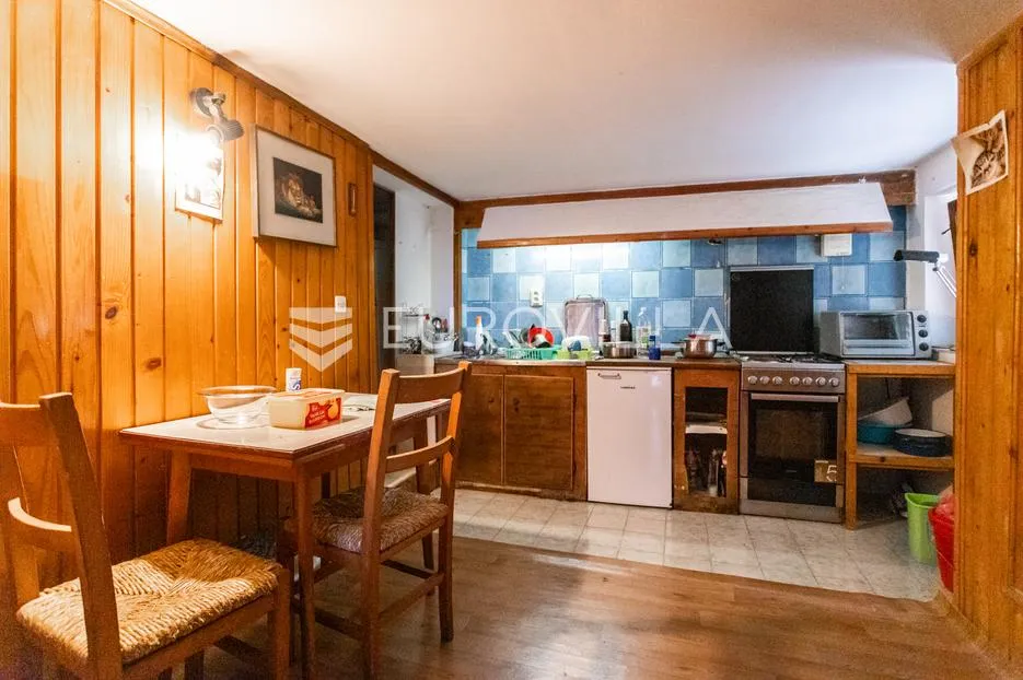 brač, sumartin, prekrasna kuća, prvi red do mora površine 95m2, na zemljištu površine 1388 m2 - slika 12
