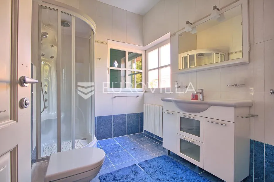 poreč, ekskluzivna vila s 430 m2, atraktivna lokacija - slika 40