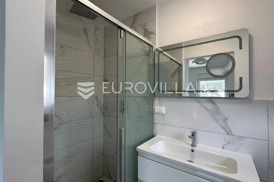 otok rab, banjol, luksuzno prizemlje s bazenom, 200 m² okućnice i pogledom na more - slika 8
