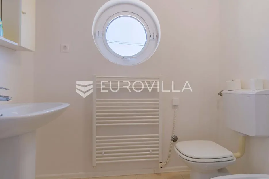 istra, poreč, unikatna dizajnerska vila s dodatnim apartmanom, wellnessom i grijanim bazenom - slika 40