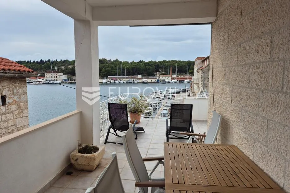 brač, milna, dvojna kamena kuća s uhodanim restoranom, prvi red do mora - slika 30