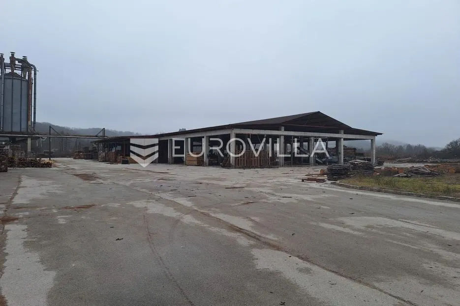 Vojnić, proizvodna hala i skladište 9000 m² na parceli od 25000 m², višenamjenska mogućnost