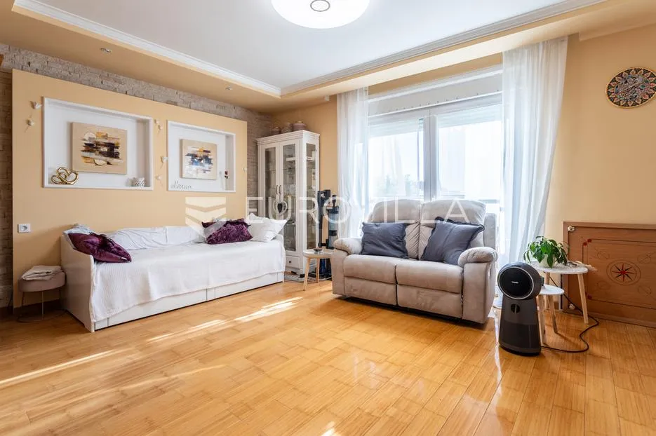 Vodice, prekrasna kuća sa apartmanima i bazenom