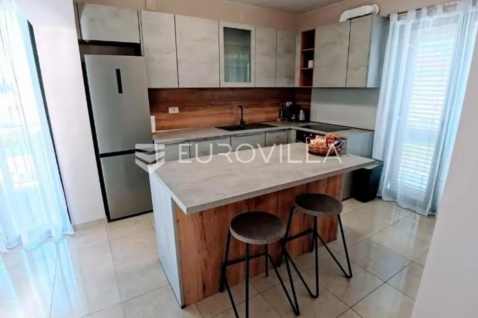 kaštel lukšić, vila s bazenom i pogledom na more - slika 8